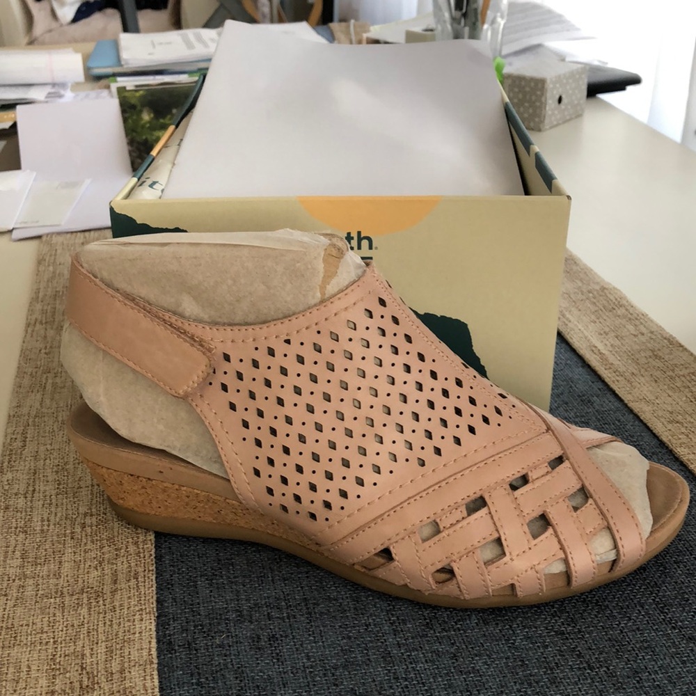 Leather Sandals, dusty rose color, sz 8.5w the brand is Earth.